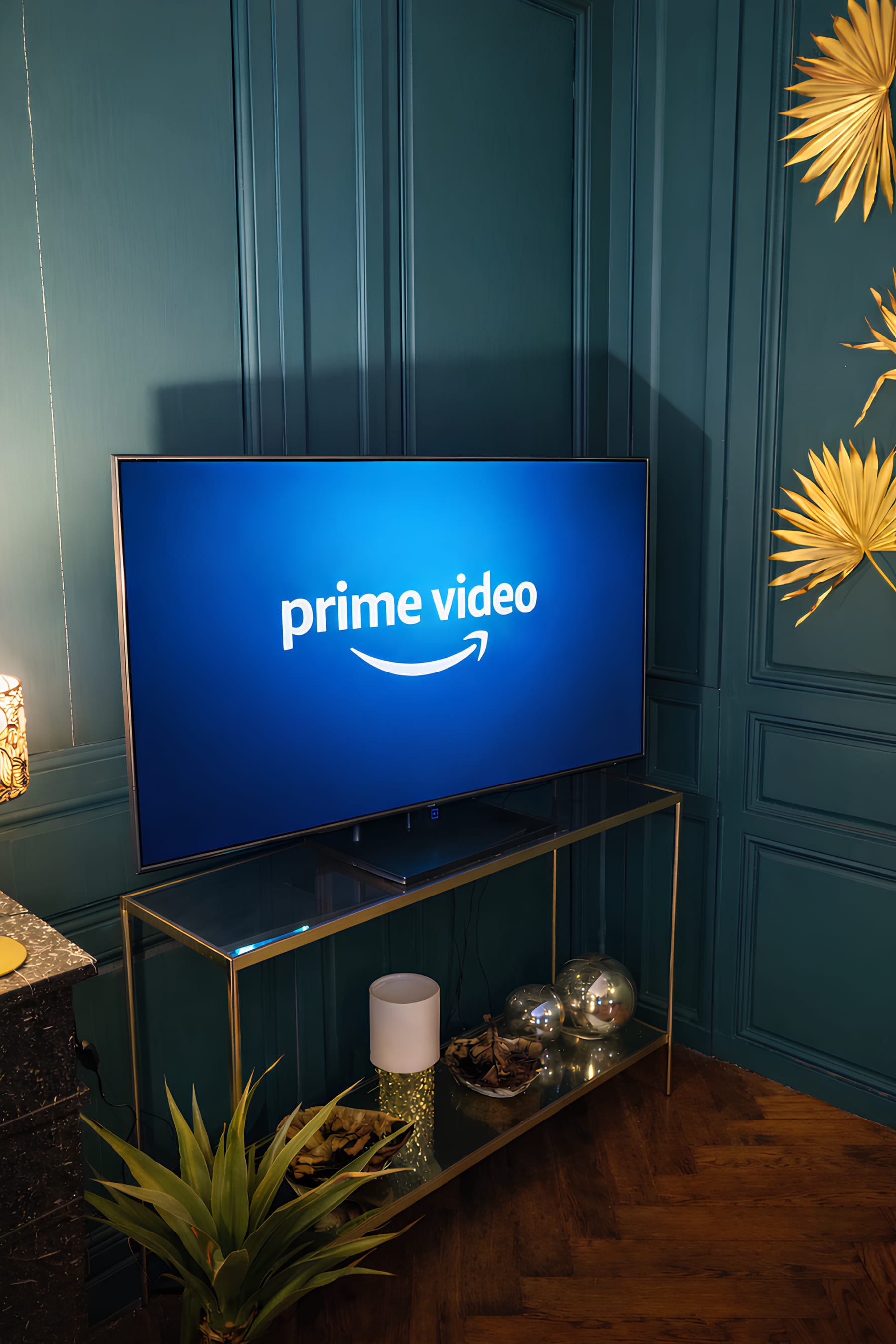 Grande télévision et plateformes de streaming dans l'appartement